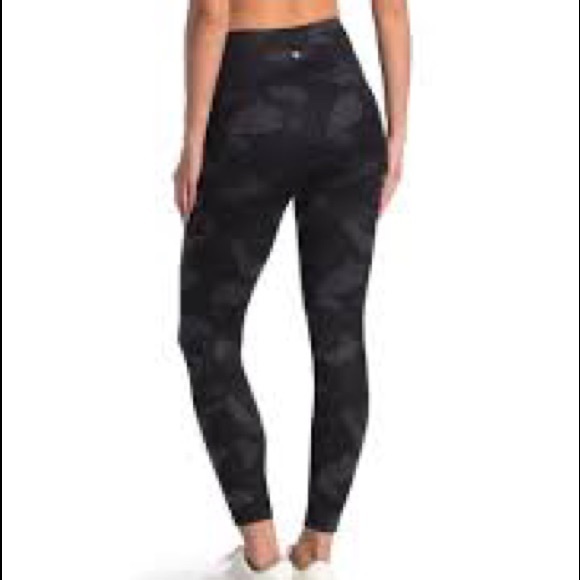 NWT Yogalicious Lux black camo side pocket high waisted leggings - Picture 2 of 4